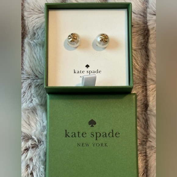 Kate Spade Pearl Stud Earrings with Gold Clover New in Giftbox - Picture 8 of 8